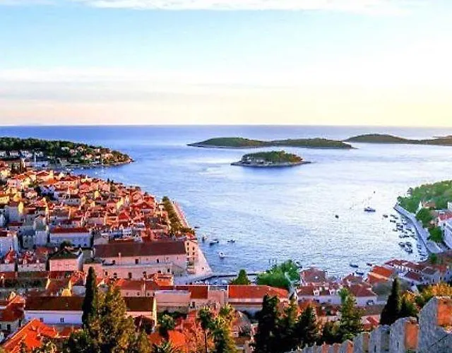 Hvar 8 Min To The *